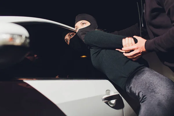 Roubo de carro mascarado ladrão mulher encontrado prisão . — Fotografia de Stock