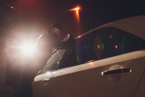 Roubador mascarado mulher carro O ladrão está alavancando a fechadura na porta carro roubo . — Fotografia de Stock