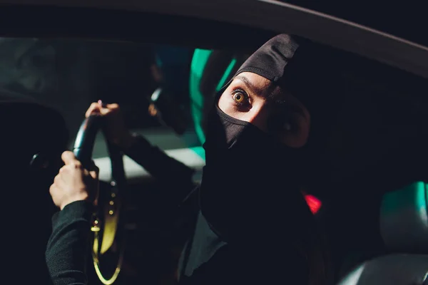 Ladrón enmascarado coche mujer El ladrón está aprovechando la cerradura en el robo del coche de la puerta . — Foto de Stock