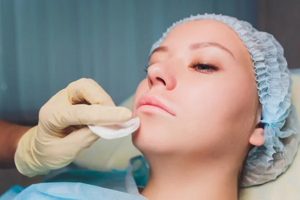 Aumento de labios. Hermosa boca de mujer joven que recibe inyección de ácido hialurónico. Primer plano de las manos esteticistas haciendo procedimiento de belleza a los labios femeninos sexy. Tratamiento de Cosmetología. Alta resolución . —  Fotos de Stock