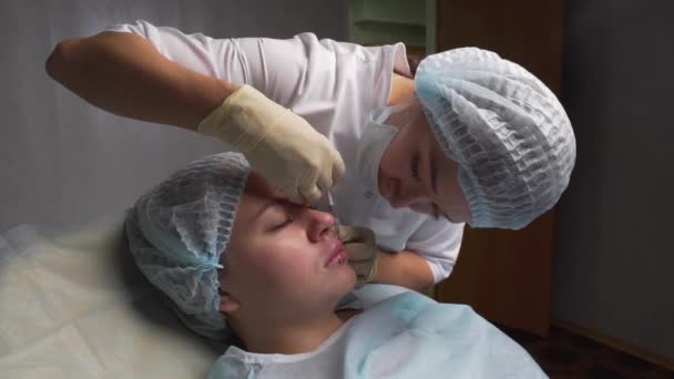 Aumento de labios. Hermosa boca de mujer joven que recibe inyección de ácido hialurónico. Primer plano de las manos esteticistas haciendo procedimiento de belleza a los labios femeninos sexy. Tratamiento de Cosmetología. Alta resolución . — Vídeos de Stock