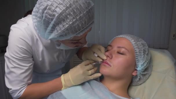 Lip Augmentation. Beautiful Young Womans Mouth Receiving Hyaluronic Acid Injection. Closeup Of Beautician Hands Doing Beauty Procedure To Sexy Female Lips. Cosmetology Treatment. High Resolution. — Stock Video
