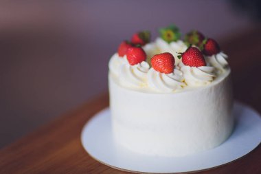 Ahşap arka plan üzerinde tabakta çilek ile Tatlı kek.