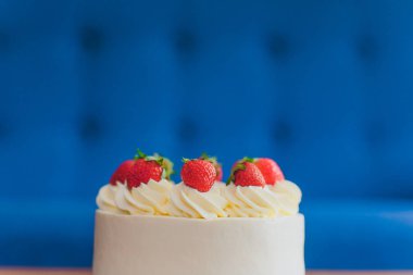 Ahşap arka plan üzerinde tabakta çilek ile Tatlı kek.