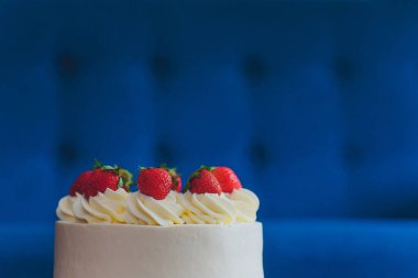 Ahşap arka plan üzerinde tabakta çilek ile Tatlı kek.