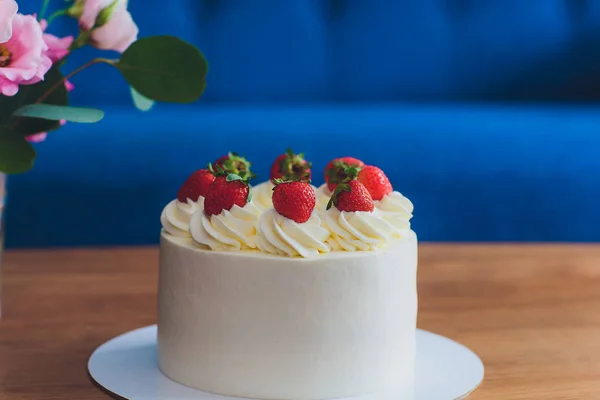 Zoete taart met aardbeien op plaat op houten achtergrond. — Stockfoto