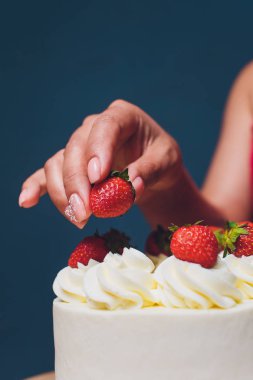 Şekerleme böğürtlen beyaz krema ile bisküvi kek ile dekore edilmiştir. Pasta ahşap bir masanın üzerinde duruyor. Ev yapımı pasta kavramı, pişirme kek.
