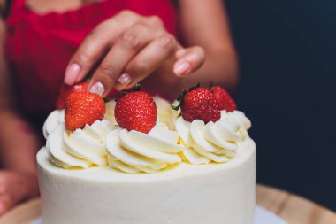 Şekerleme böğürtlen beyaz krema ile bisküvi kek ile dekore edilmiştir. Pasta ahşap bir masanın üzerinde duruyor. Ev yapımı pasta kavramı, pişirme kek.