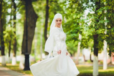 Güzel Orta Doğu Arap kız doğada mutlu zaman.