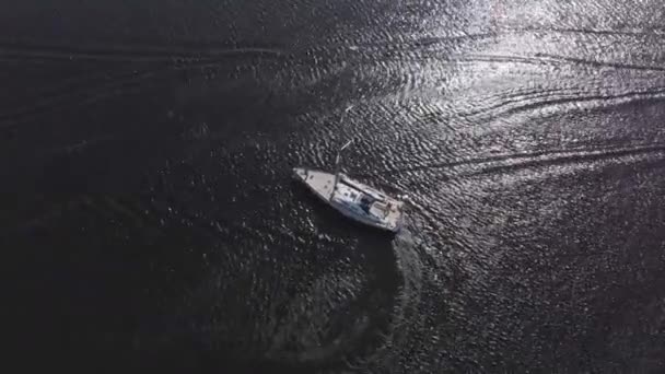 Vista aérea por Drone de Yacht Club y Marina. Vista superior del club náutico. Barcos blancos en agua de mar. Marina muelle de yates y pequeñas lanchas a motor. Yate y velero está amarrado en el muelle. Aparcamiento. — Vídeo de stock