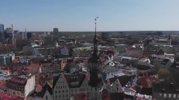 Vista para cima no centro histórico de Tallinn, na Estónia. Telhados vermelhos das antigas casas da cidade europeia Tallinn. A arquitectura antiga. Telhado com asas . — Vídeo de Stock