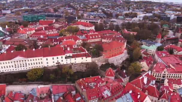 Hradby Tallinu jsou středověké obranné zdi postavené kolem města Tallinn v Estonsku. Městská zeď Tallinn. Panensko-mrakodrap, Tallinn. Věž maidens. — Stock video