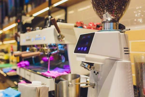 Close-up de uma máquina de café expresso fazendo uma xícara de café . — Fotografia de Stock