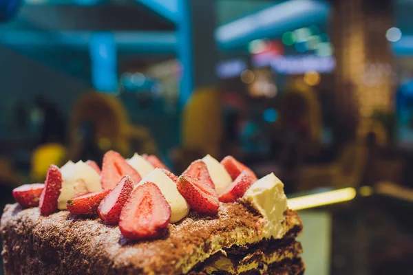 Delicioso pastel de aspecto con decorado con fresas . — Foto de Stock