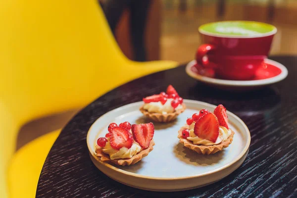 Tarte aux fraises fraîches sur une table en bois en détresse . — Photo