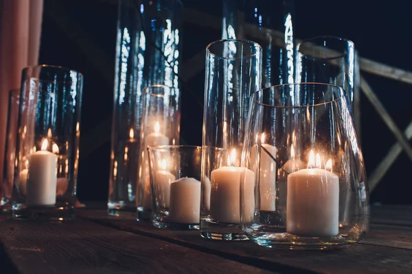 Molte candele accese con bassa profondità di campo. — Foto Stock