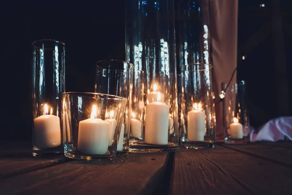 Viele brennende Kerzen mit geringer Schärfentiefe. — Stockfoto
