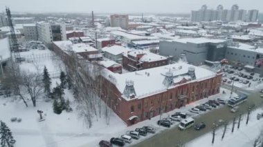 Köprü ve araba köprü üzerinde sürüş Anten, Barnaul kış güneşli bir gün, Sibirya, Rusya.