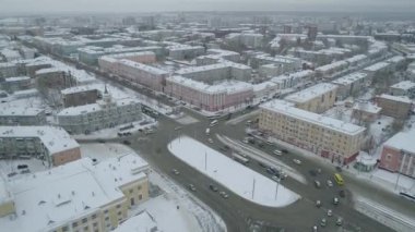 Köprü ve araba köprü üzerinde sürüş Anten, Barnaul kış güneşli bir gün, Sibirya, Rusya.