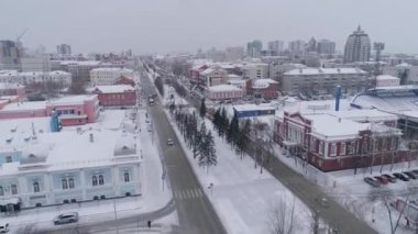 Köprü ve araba köprü üzerinde sürüş Anten, Barnaul kış güneşli bir gün, Sibirya, Rusya.