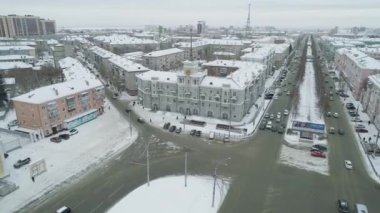 Barnaul, Rusya-30 Temmuz 2019: Köprüde köprü ve araba sürme nin havadan, Barnaul'da kış güneşli günü, Sibirya, Rusya.