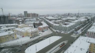 Köprü ve araba köprü üzerinde sürüş Anten, Barnaul kış güneşli bir gün, Sibirya, Rusya.