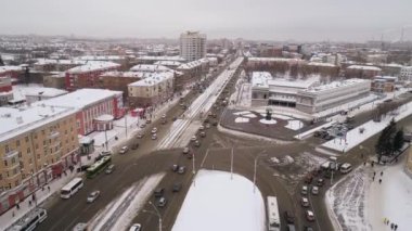 Köprü ve araba köprü üzerinde sürüş Anten, Barnaul kış güneşli bir gün, Sibirya, Rusya.