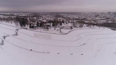 Köprü ve araba köprü üzerinde sürüş Anten, Barnaul kış güneşli bir gün, Sibirya, Rusya.