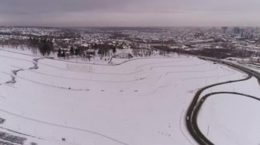 Köprü ve araba köprü üzerinde sürüş Anten, Barnaul kış güneşli bir gün, Sibirya, Rusya.