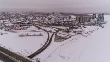 Köprü ve araba köprü üzerinde sürüş Anten, Barnaul kış güneşli bir gün, Sibirya, Rusya.