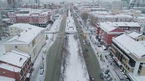 Aérea de puente y coche de conducción en el puente, día soleado de invierno en Barnaul, Siberia, Rusia . — Vídeos de Stock