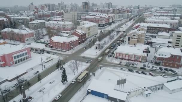 Aéreo de ponte e carro dirigindo na ponte, inverno dia ensolarado em Barnaul, Sibéria, Rússia . — Vídeo de Stock