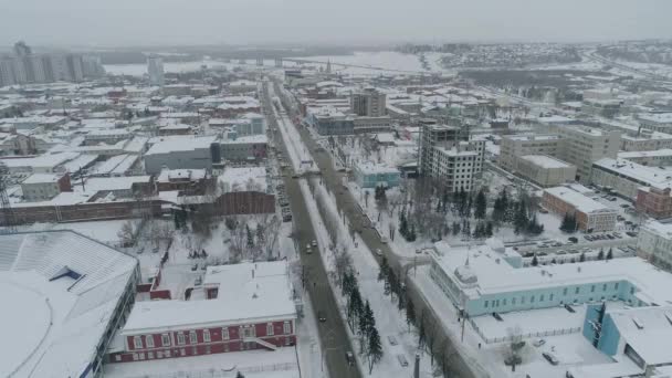 Barnaul, RUSIA-JULIO 30, 2019: Aérea de puente y coche conduciendo en el puente, día soleado de invierno en Barnaul, Siberia, Rusia . — Vídeos de Stock