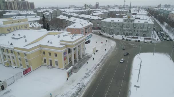 バルノール、ロシア-2019年7月30日:橋の上を運転する橋と車の空中、バルノール、シベリア、ロシアの冬晴れの日. — ストック動画