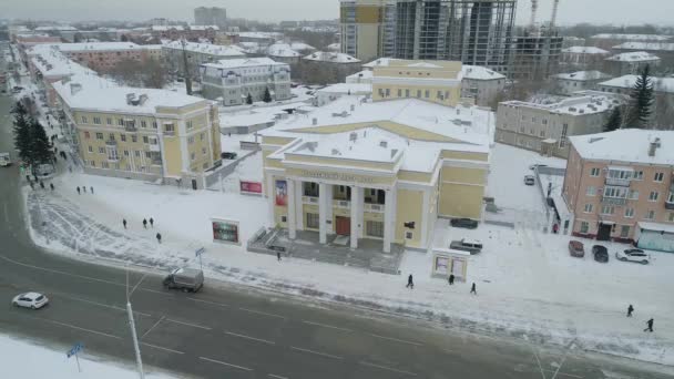 Letecká anténa mostu a auta na můstku, zimní slunný den v Barnaulu, Sibiři, Rusko. — Stock video