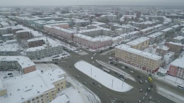 空中的桥梁和汽车驾驶的桥梁,冬季阳光明媚的一天,在巴尔瑙尔,西伯利亚,俄罗斯. — 图库视频影像