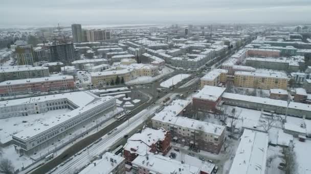 Antenne van brug en auto rijden op de brug, winter zonnige dag in Barnaoel, Siberië, Rusland. — Stockvideo