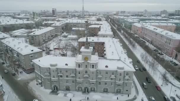 空中的桥梁和汽车驾驶的桥梁,冬季阳光明媚的一天,在巴尔瑙尔,西伯利亚,俄罗斯. — 图库视频影像