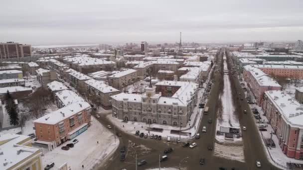 Aéreo de ponte e carro dirigindo na ponte, inverno dia ensolarado em Barnaul, Sibéria, Rússia . — Vídeo de Stock