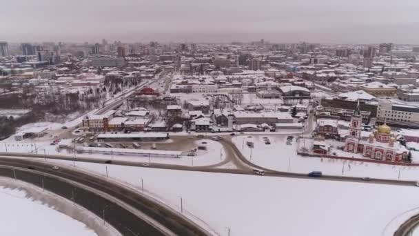 Aerea di ponte e guida in auto sul ponte, giornata di sole invernale a Barnaul, Siberia, Russia . — Video Stock