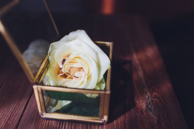 kutusunda alyans ve masada gelinin bir buket.