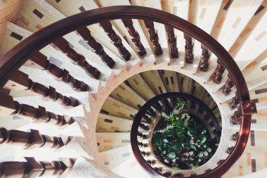Spiral merdivenin ortasında sarı ışık.