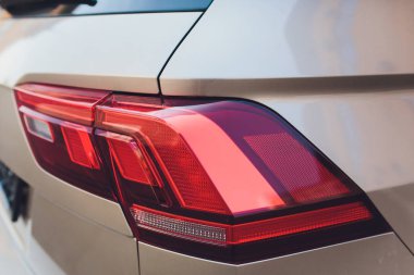 Beyaz bir arabanın stop lambası...