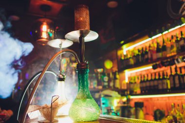 Sigara için nargile yapma süreci. nargile içme ve iyi vakit geçirme kavramı. çubuğun karanlık arka plan üzerinde nargile kase yakın görünümü. Tonlu görüntü.