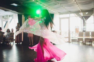 Güzel egzotik dansöz kadın. kadın dans oryantal dans.