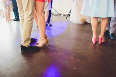 Partide dans eden insanların bacakları..