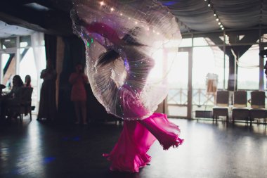 Güzel egzotik dansöz kadın. kadın dans oryantal dans.