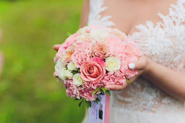 Svatební kytice nevěsty rukou, david austin. — Stock fotografie