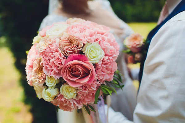 Bouquet de mariage dans les mains des mariées, david austin . — Photo