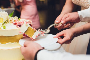 Üç katmanlı beyaz düğün pastası mastik Beyaz ahşap bir masa üzerinde çiçek ile dekore edilmiştir. Bir menü veya bir şekerleme kataloğu ile kopya alanı için resim.